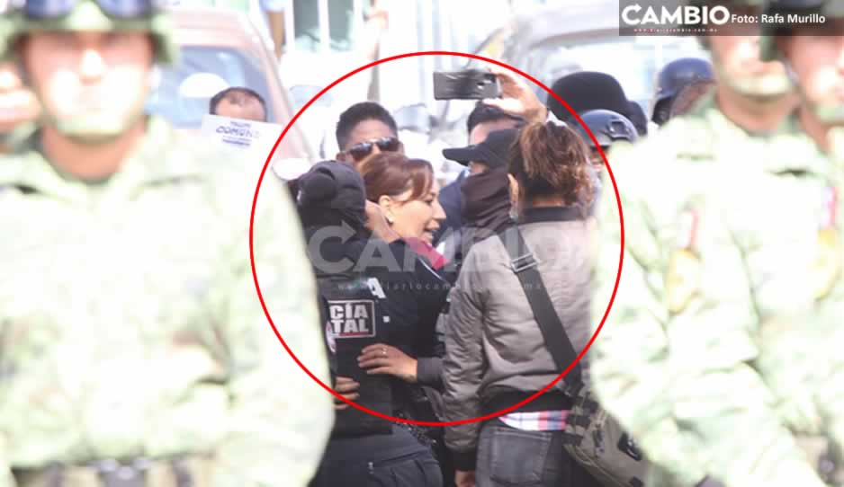 Policías empujan y corren a la diputada Lupita Leal tras participar en manifestación de Tecate Comuna (VIDEO)