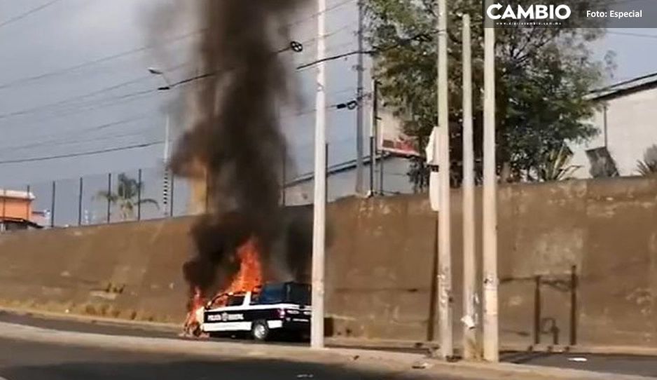 VIDEO: Queman patrulla frente a parque FINSA; Pobladores de Almecatla se quejan por obra pública