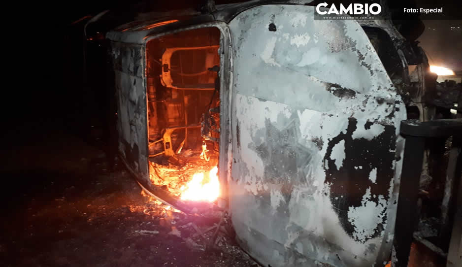 Manifestantes queman patrullas y un automóvil del alcalde de Libres (VIDEO)