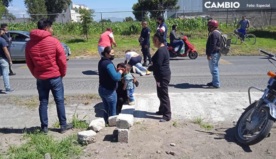 Mujer y bebito de dos años a bordo de una moto se derrapan en Texmelucan