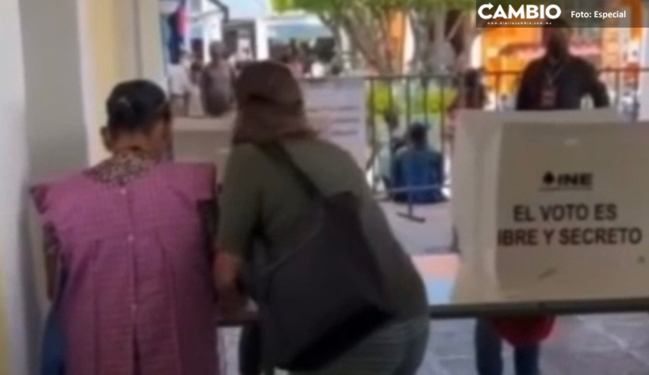 ¡Sinvergüenza! Regidora suplente de Morena se aprovecha de abuelita durante elección en Izúcar (VIDEO)