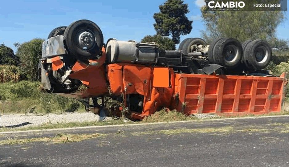 Conductor de camión resulta herido tras volcadura a la altura de Tecalzingo