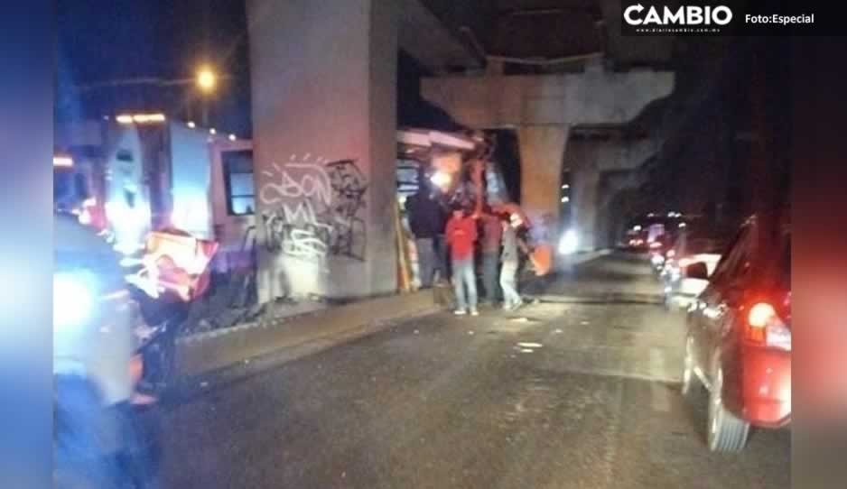 Chofer de ruta 28 muere prensado tras choque en la México-Puebla; hay dos lesionados