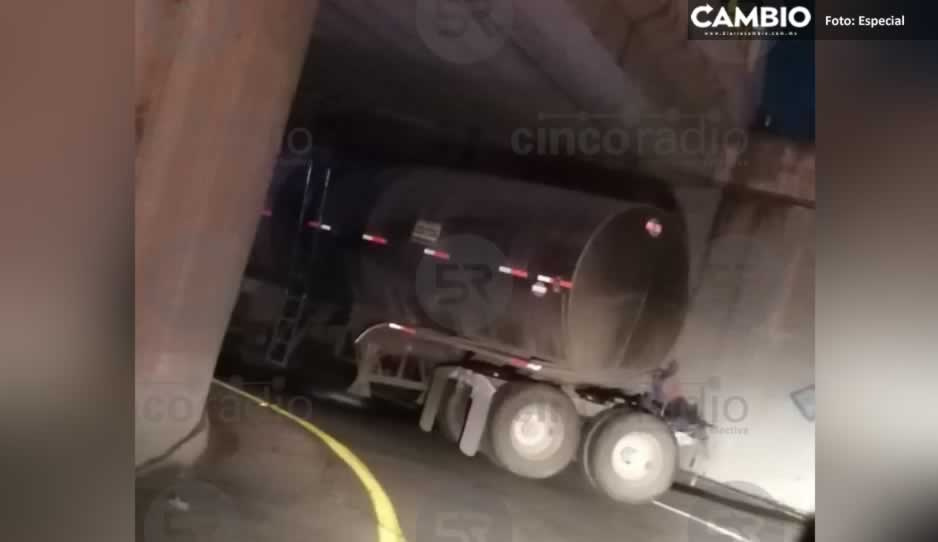 ¡Alerta! Se atora pipa de gas en puente y derrama combustible en la Puebla-México