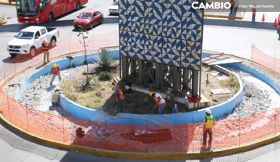 Rotonda y obelisco morenovallistas en el Bulevar Hermanos Serdán son demolidos por inservibles (FOTOS Y VIDEOS)