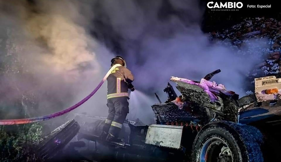 ¡Aparatoso accidente! Tráiler termina calcinado en la México-Tuxpan