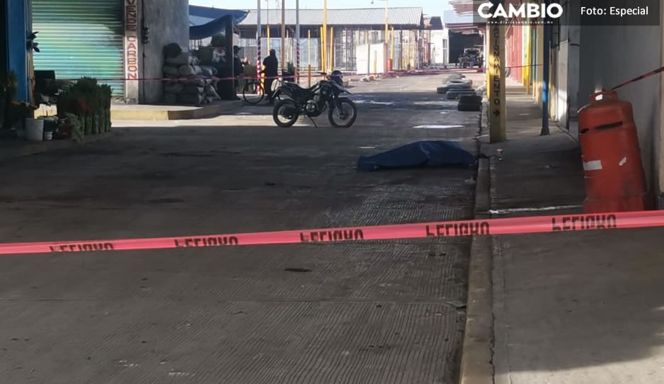 Hallan a indigente sin vida al interior de un tianguis en Texmelucan