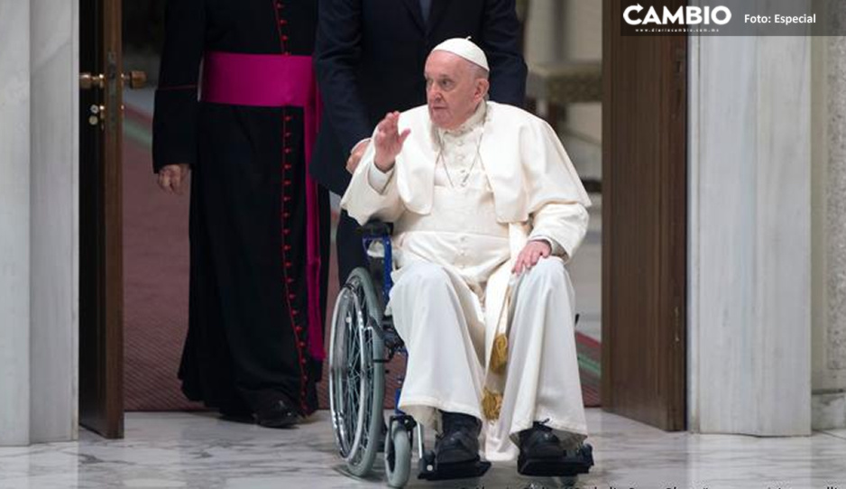 El Papa Francisco aparece en silla de ruedas tras problemas de movilidad en sus pierna