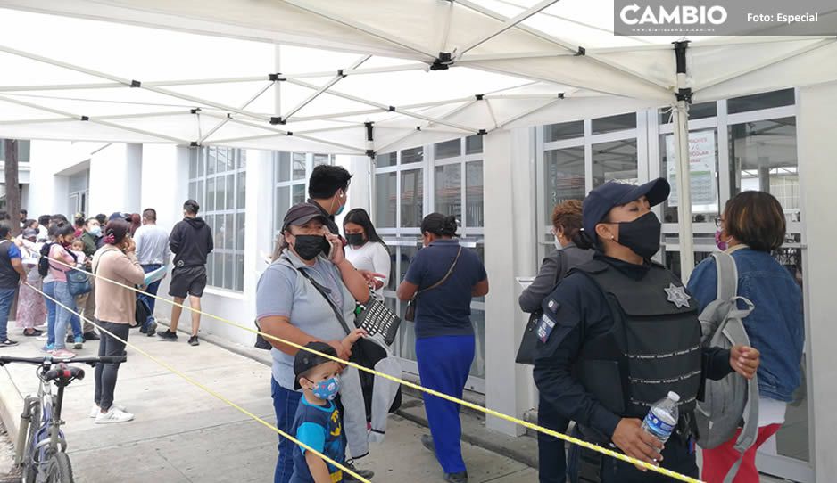 ¡Maestros desesperados! Se aplican dosis de Pfizer en Tehuacán, pero ya tenían CanSino