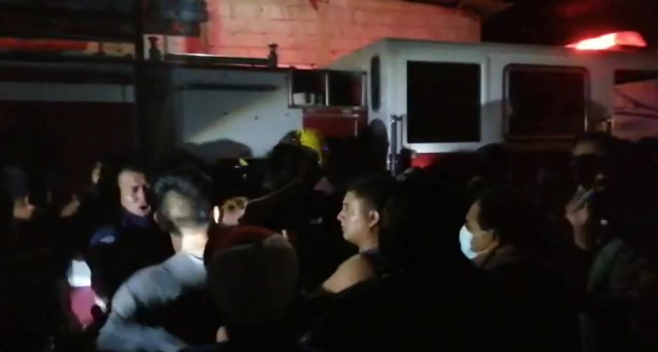 VIDEO: Pobladores furiosos de Zinacatepec golpean a bomberos por llegar tarde a incendio
