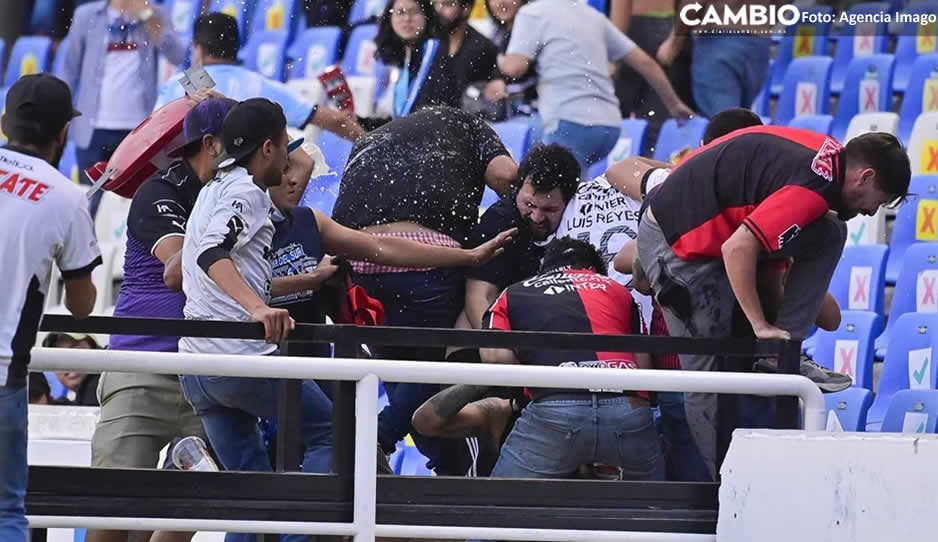 IMÁGENES FUERTES: Así se vivió la brutal pelea campal entre aficionados de Querétaro y Atlas