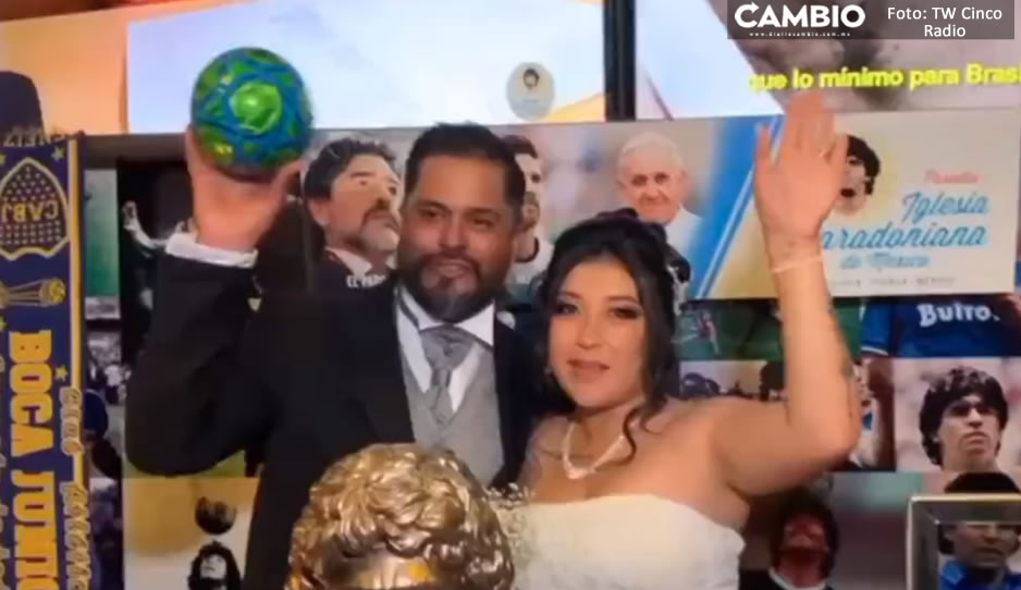 VIDEO: ‘Con la mano de Dios’ pareja contrae matrimonio en la iglesia Maradoniana de San Andrés Cholula