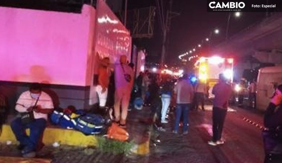 FOTOS y VIDEO: Autobús de IDC se vuelca en la México-Puebla; reportan varios heridos
