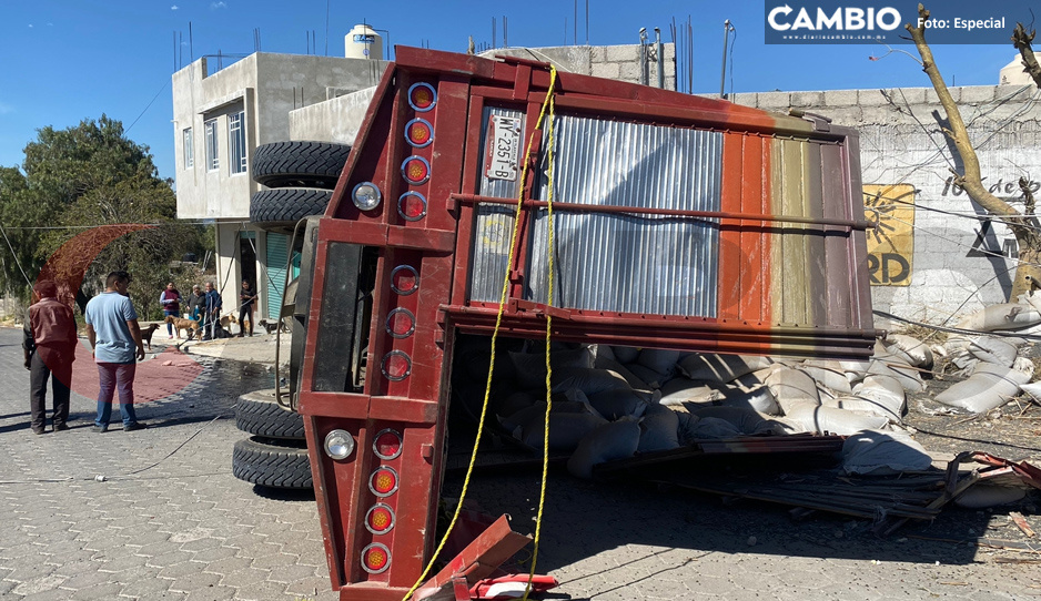 Conductor abandona camión volteado en San Mateo Tlaixpan