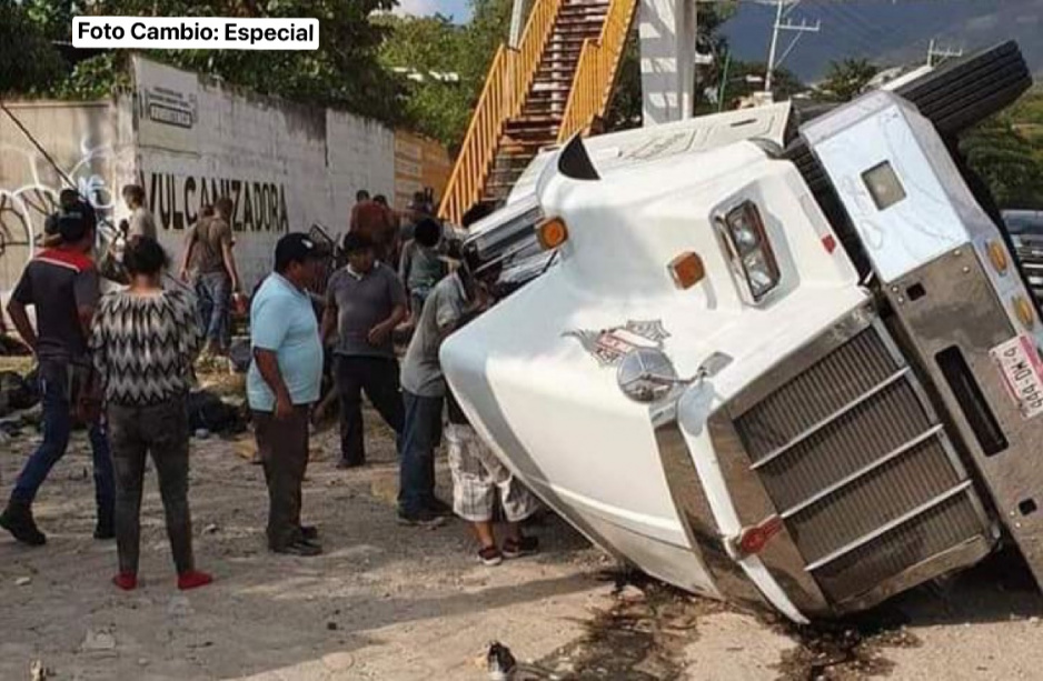 Tráiler que se impactó y provocó la muerte de más de 53 migrantes venía para Puebla