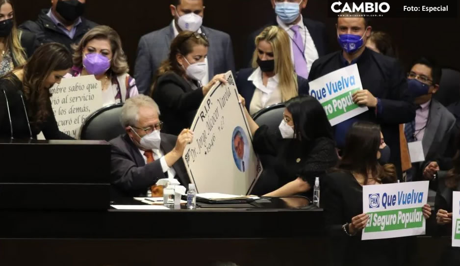 Diputados del PAN regalan lápida a secretario de Salud: cómo quiere ser recordado (VIDEO)