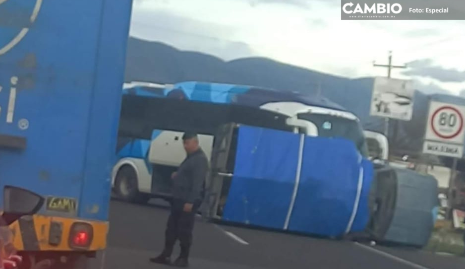 Se impactan auto particular y autobús Au Valles en la Puebla-Tehuacán (VIDEO)