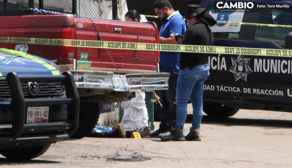 Lo ejecutan a balazos y lo dejan con un mensaje de amenaza en el mercado Morelos (FUERTE FOTO)
