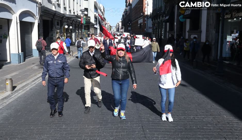 Al grito de &#039;fuera Casas y fuera Arturo&#039;, trabajadores de Uriarte Talavera toman calles del Centro