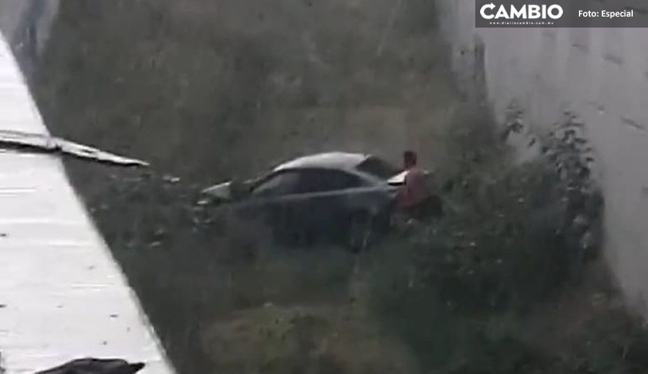 Automovilista sale volando del Periférico en medio del tormentón (VIDEO)