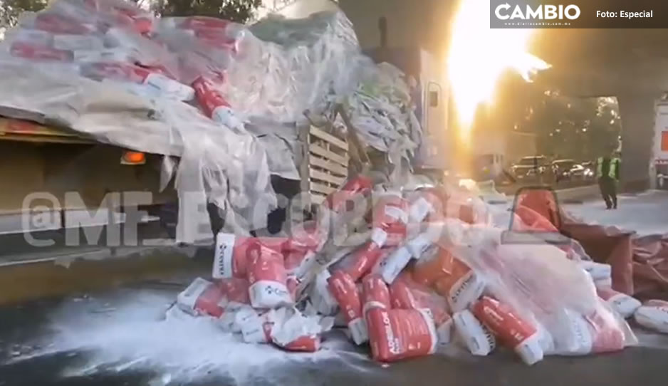 Tráiler cargado de cemento se impacta en pilar de la México- Puebla (VIDEO)