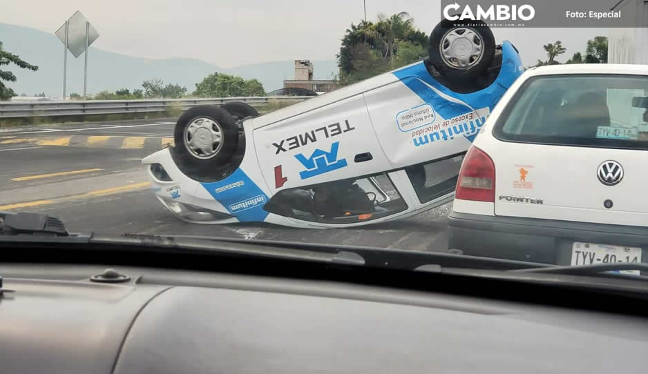 ¡Por exceso de velocidad! Trabajador de Telmex se vuelca en Atlixco