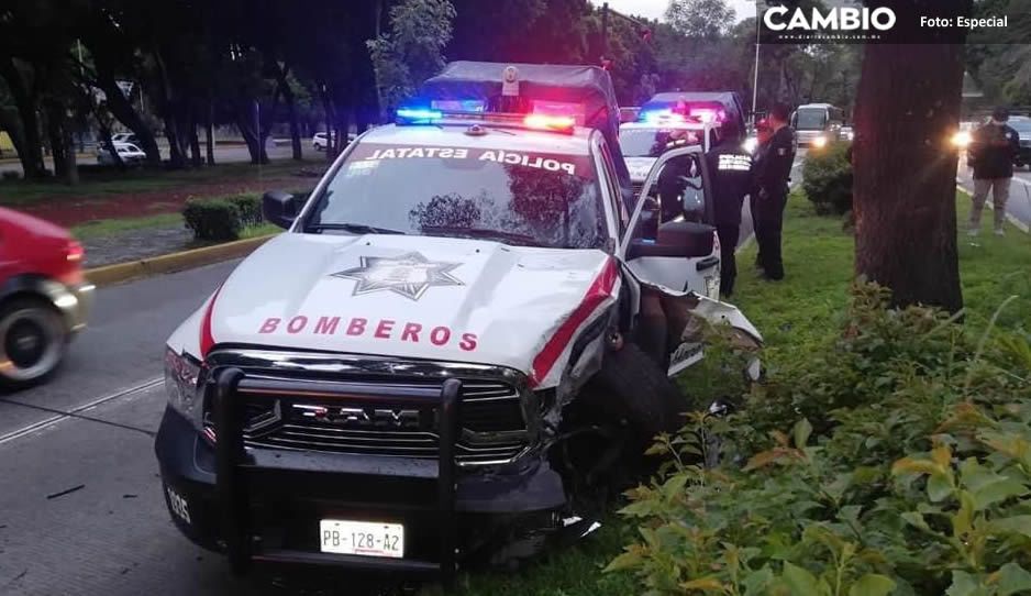 ¡Qué barbaridad! Patrulla de Bomberos se estampa contra camellón frente al CENHCH