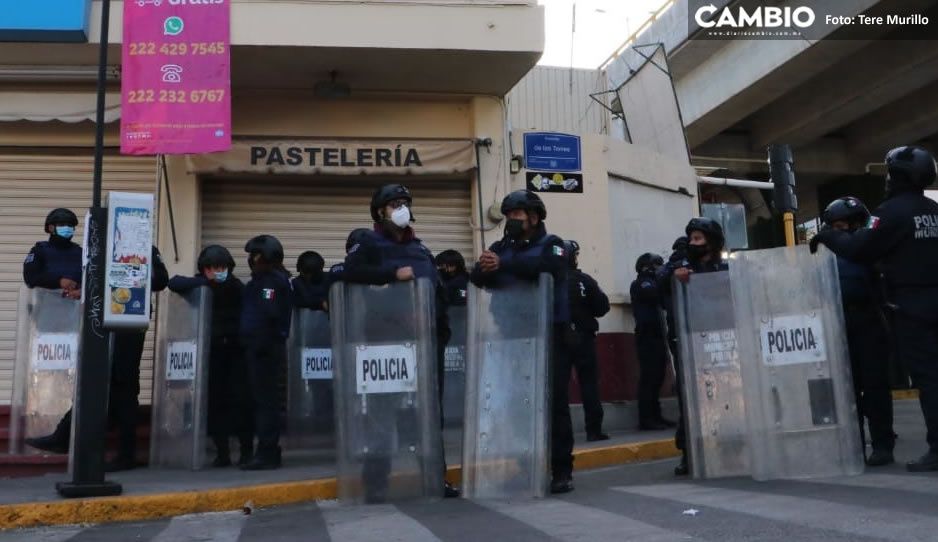 Claudia envía granaderos para intimidar a locatarios que rechazan la reconstrucción del Mercado Amalucan (FOTOS y VIDEO)