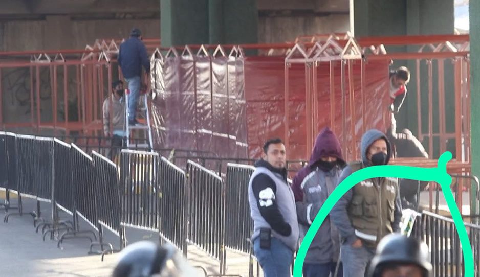 Funcionarios de Claudia llevaron lonas en apoyo a la remodelación del mercado Amalucan (VIDEO)