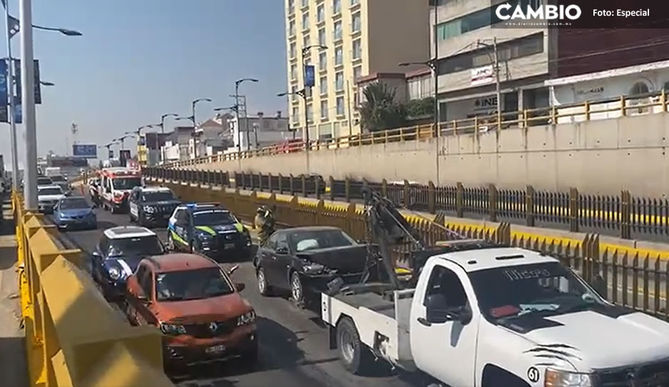 ¡Toma precaución! Carambola en distribuidor Juárez Serdán desata terrible tráfico (VIDEO)