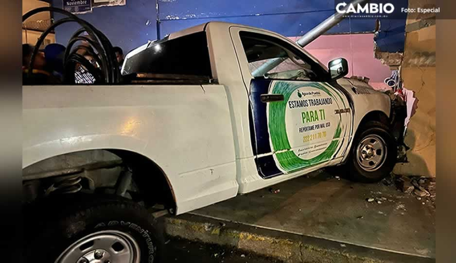 Camioneta de Agua de Puebla choca vs vivienda en San Baltazar Campeche