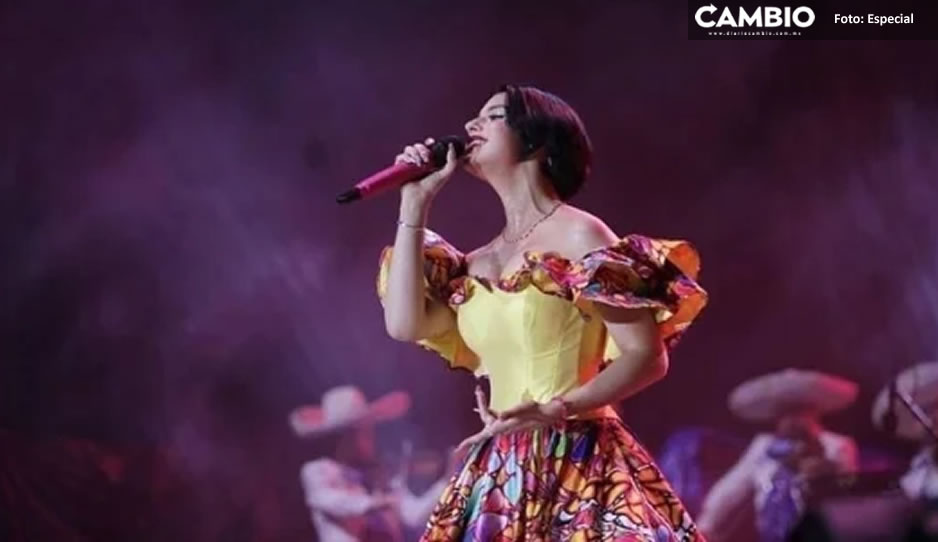 Todo un ritual! La extraña razón por la que nadie puede tocar a Ángela  Aguilar antes