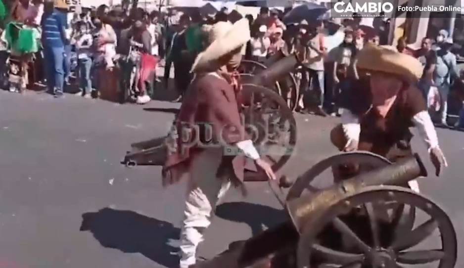 Captan momento exacto en donde joven se dispara en su mano en el Carnaval de Huejotzingo (FUERTE VIDEO)