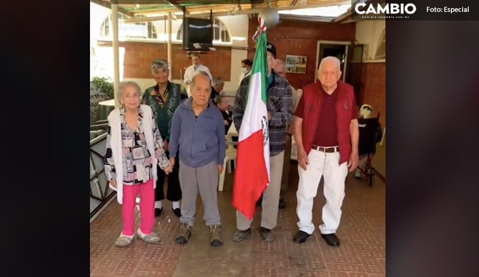 VIDEO: Abuelitos marchan en escolta de bandera mexicana y enternecen TikTok