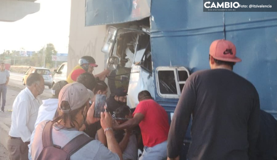 FOTOS: ¡No hagas eso, es peligroso! Tractocamión se impacta contra muro de contención del 2do piso de la Autopista