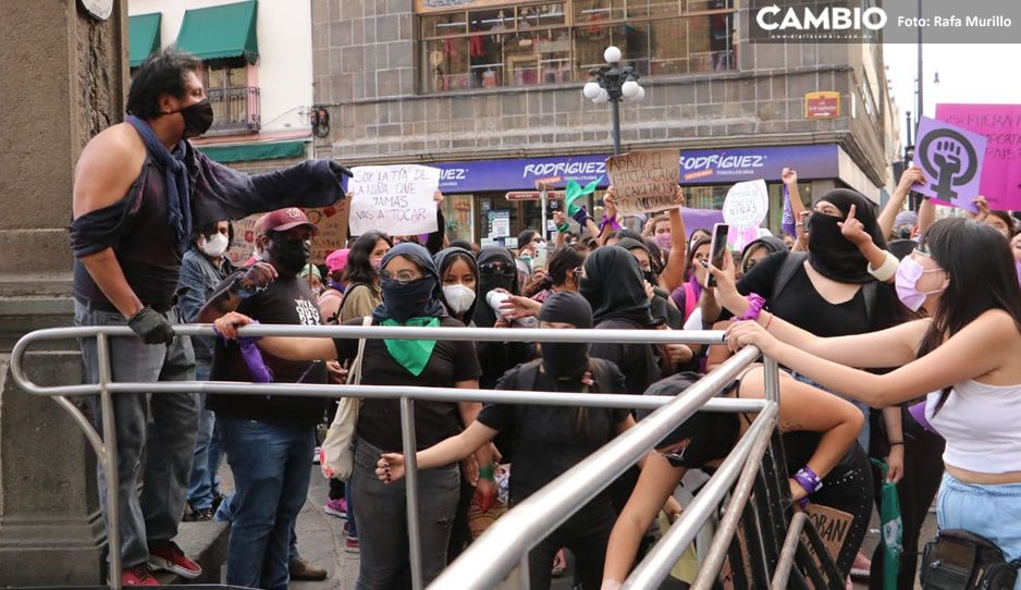 Feministas enfrentan a grupos provida que proteg&iacute;an Catedral de Puebla (FOTOS y VIDEO)