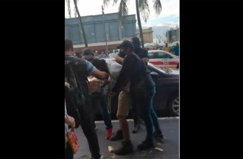 Inspectores gandallas abusan de panadero frente al Gran Café de la Parroquia (VIDEO)