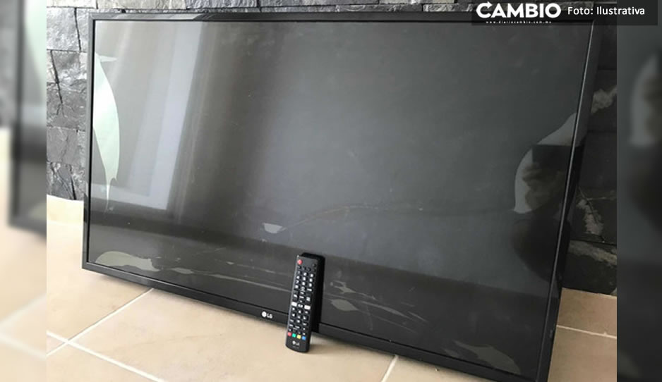VIDEO: Hijo regaña a su mamá por comprar una pantalla y sufrir estafa en Puebla