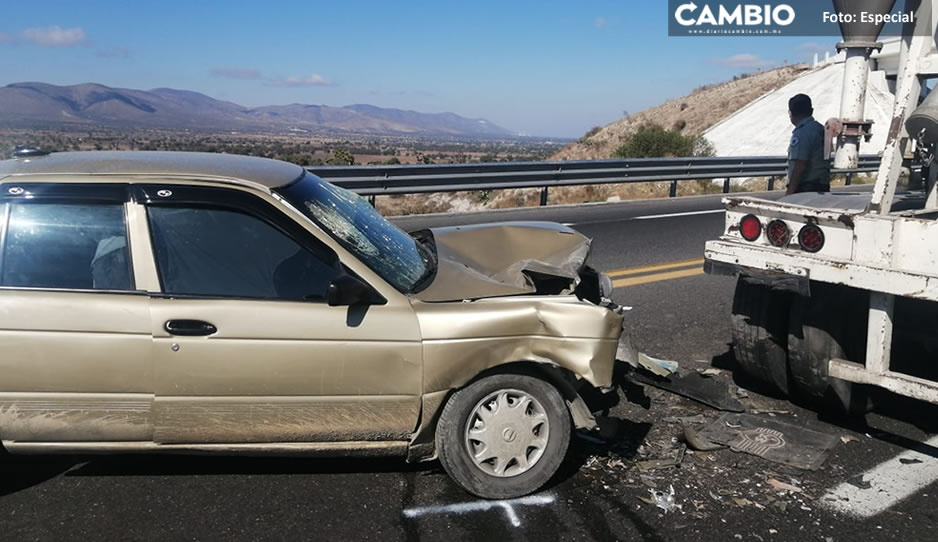 Auto se impacta vs tráiler en la Cuacnopalan-Oaxaca; deja dos heridos graves