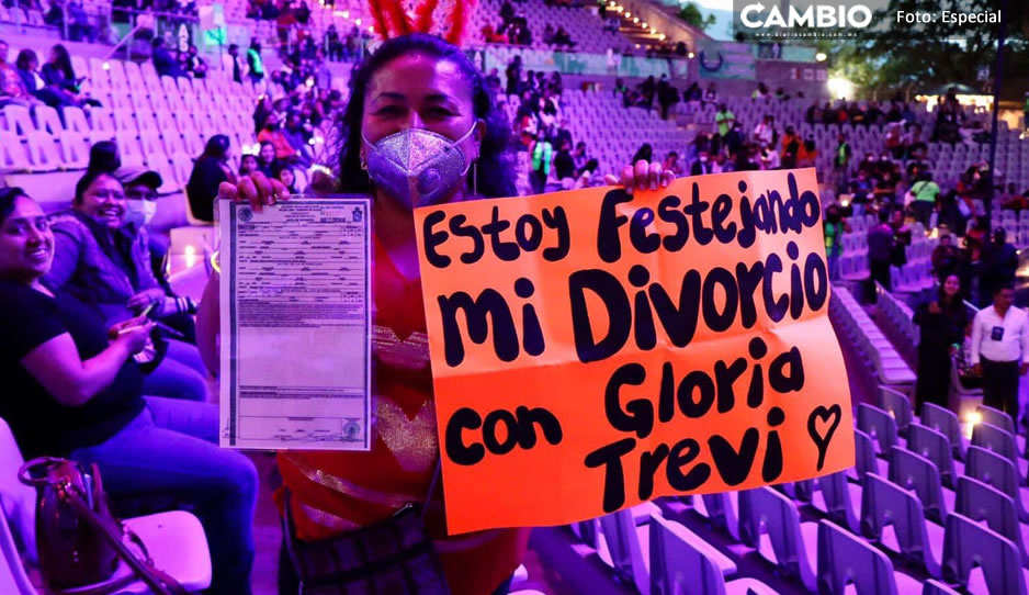 ¡Adiós mal amor! Mujer festeja con todo y acta de divorcio, su “libertad” en concierto de Gloria Trevi