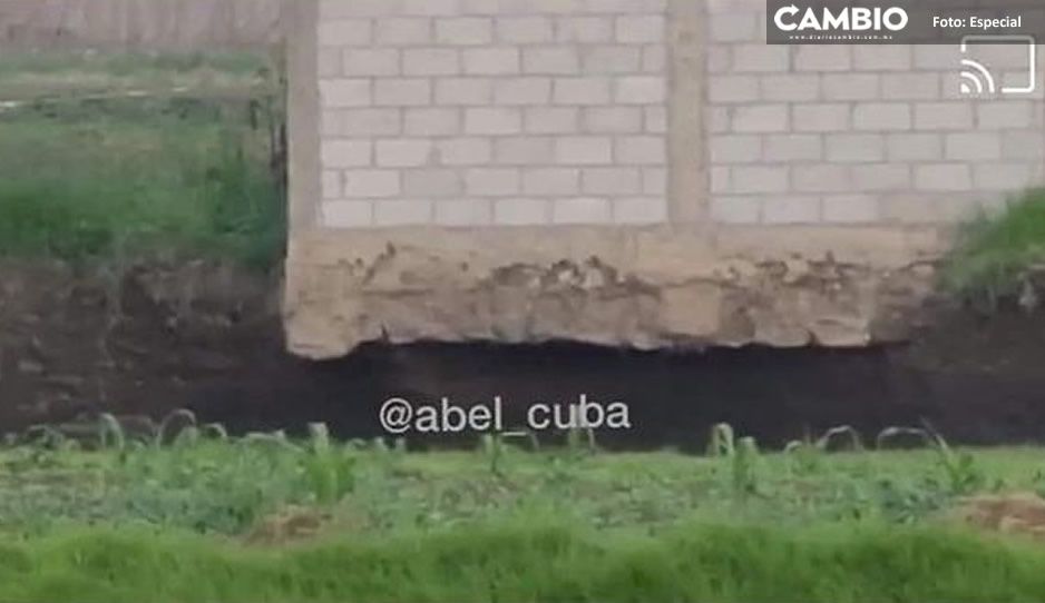 Paso a pasito, el socavón está devorando la casa, así luce hoy (VIDEO)