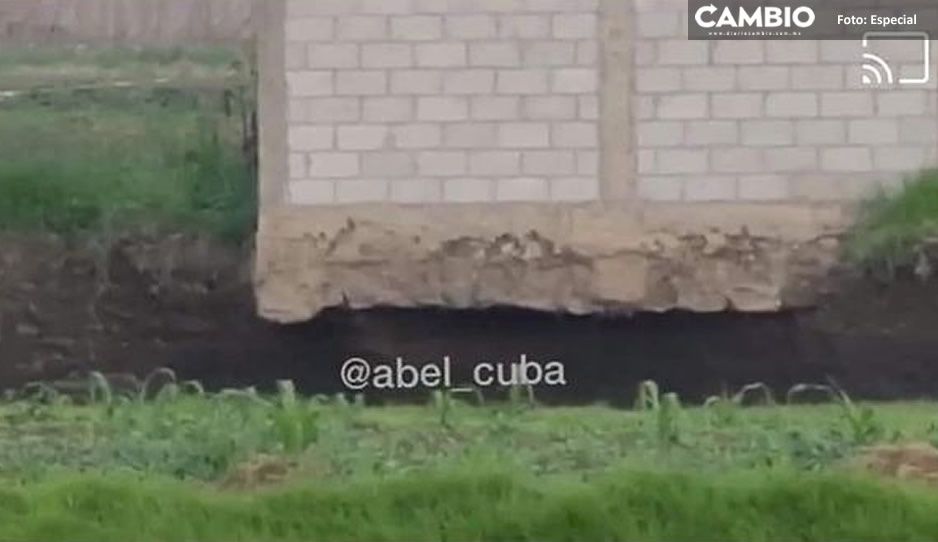 Paso a pasito, el socavón está devorando la casa, así luce hoy (VIDEO)