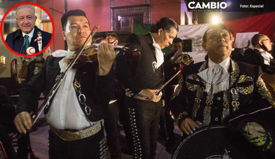 VIDEO: Simpatizantes de AMLO le llevan mariachis a Palacio Nacional por su cumpleaños