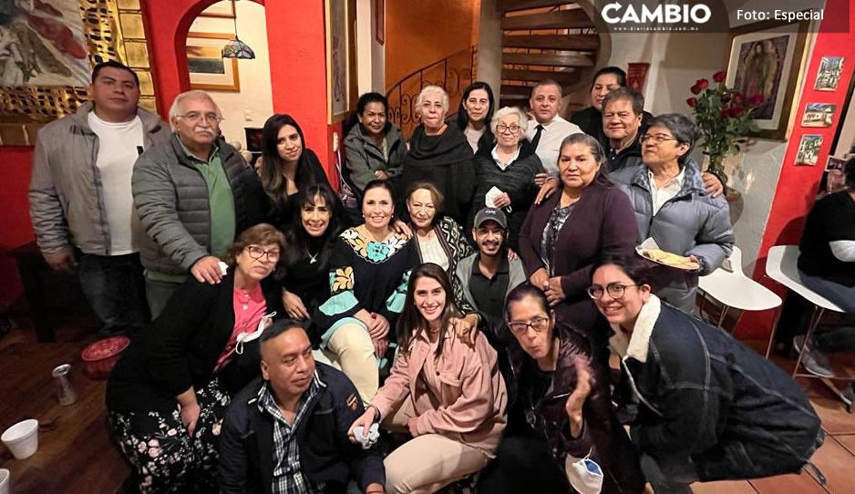Festeja Rosario Robles su liberación en su casa Coyoacán con amigos y familiares