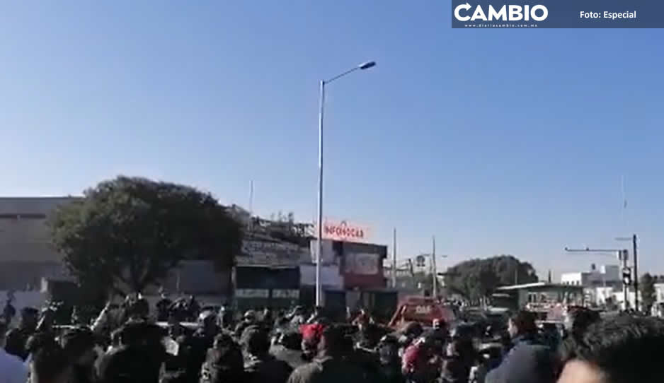 Granaderos desalojan protesta de los Ubers a macanazo limpio en la China Poblana (VIDEO)