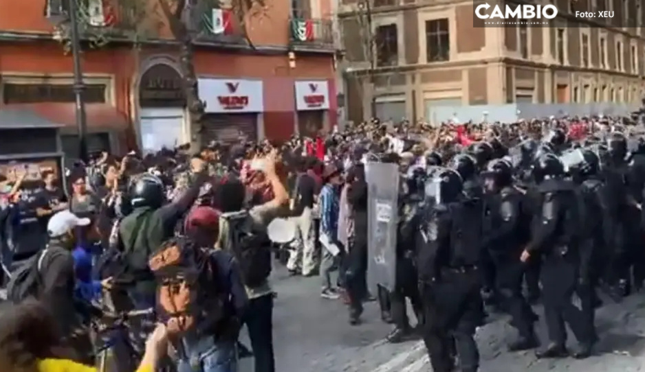 VIDEO: Se enfrentan normalistas contra policías durante marcha en la CDMX