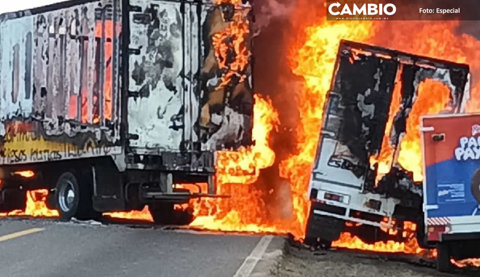 Normalistas incendian 4 camionetas en la carretera Zacapu-Carapan