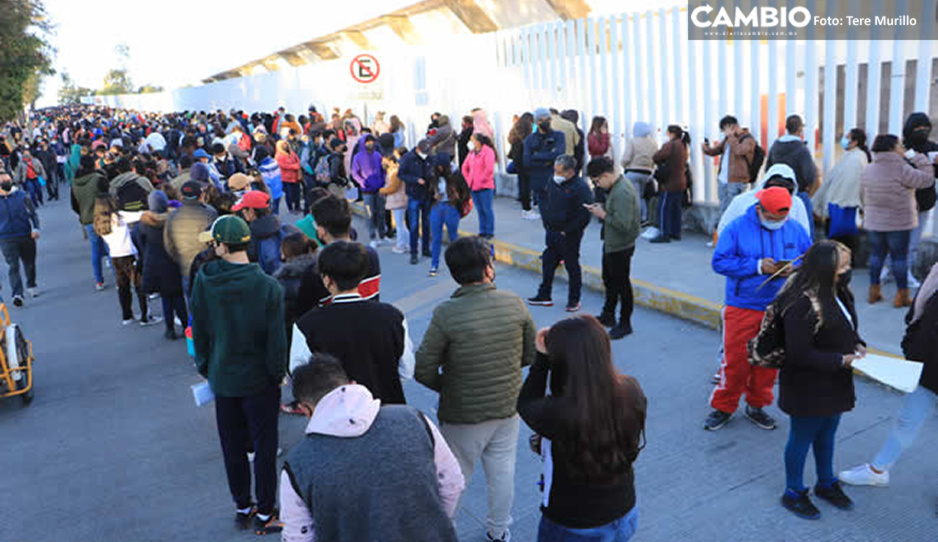 ¡Adolescentes presente! Hacen largas filas para recibir la vacuna vs COVID en Puebla
