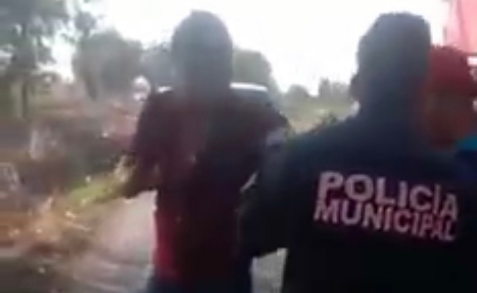 Policías de Tepeaca cortan cartucho y someten a ciudadanos de los Reyes de Juárez (VIDEO)