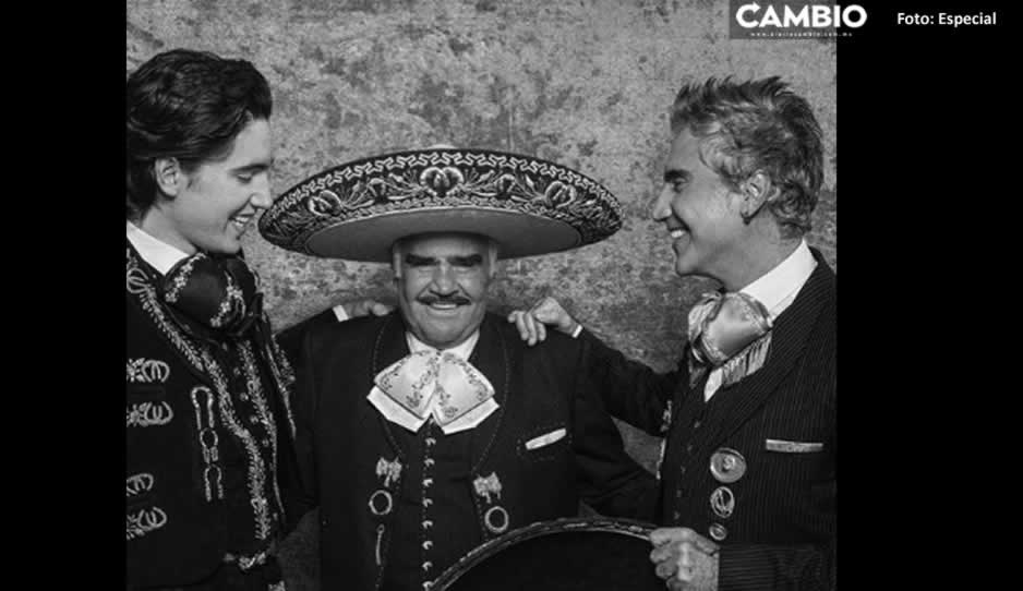 ¡Muy conmovedor! “El Potrillo” y su hijo Alex rinden homenaje a Vicente Fernández en conciertos (VIDEO)